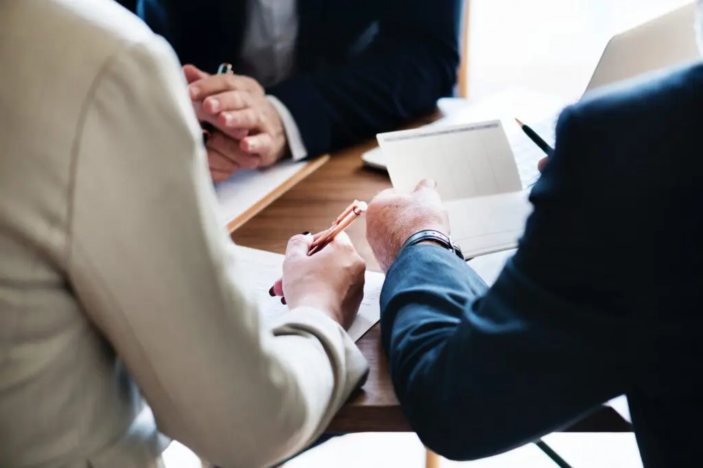Membres du CSE examinant un document lors d'une réunion