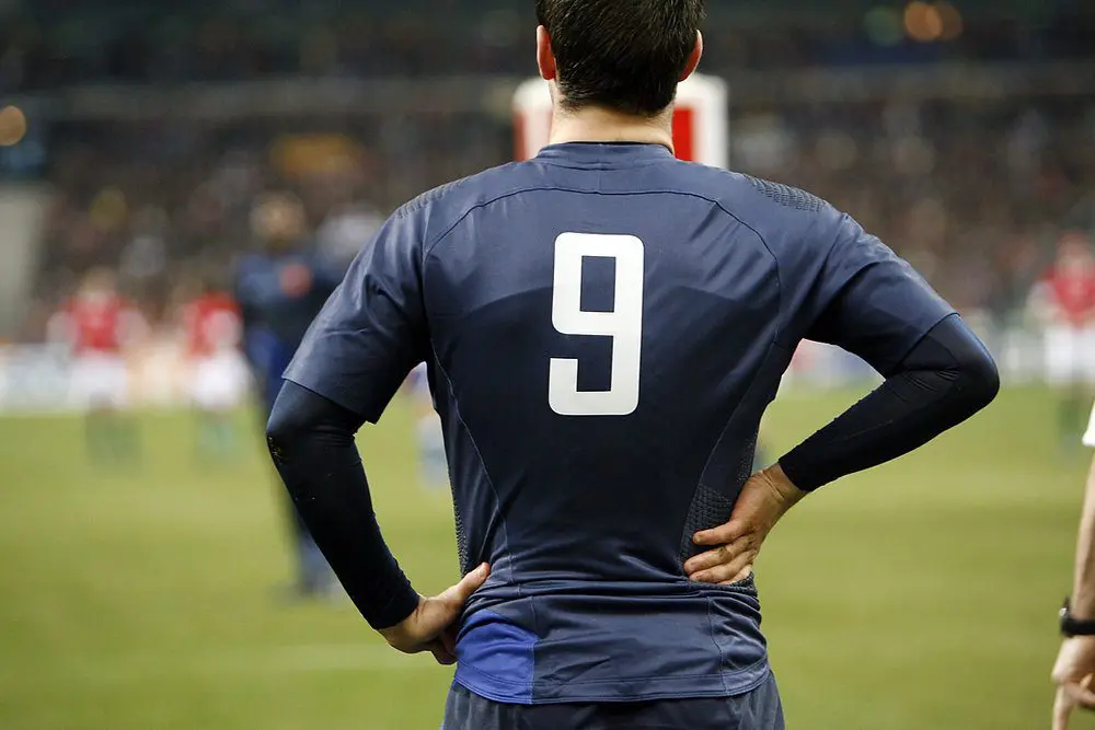 Joueur de rugby français portant le numéro 9, vue de dos