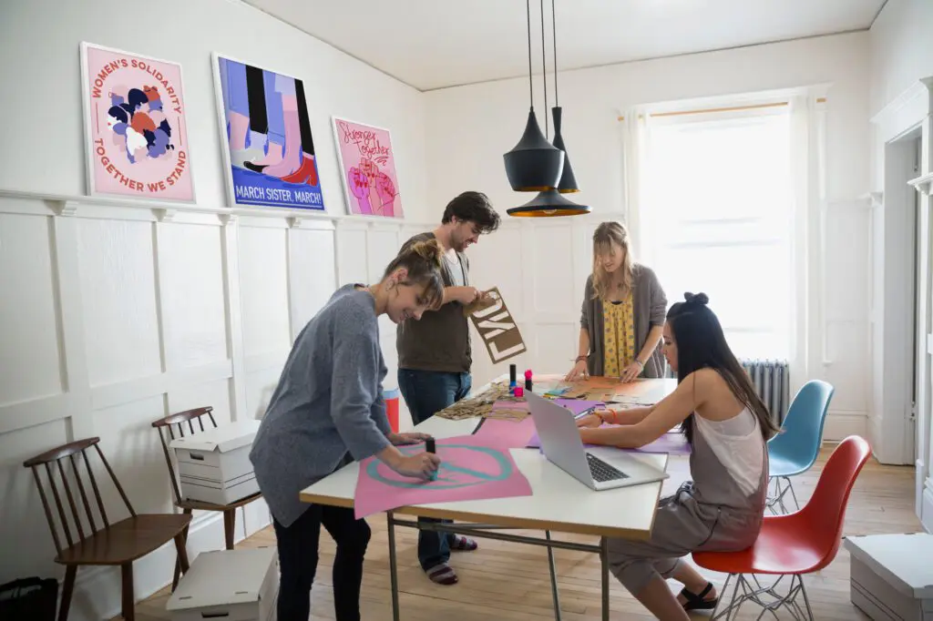 Personnes préparant des affiches pour une réunion CSE
