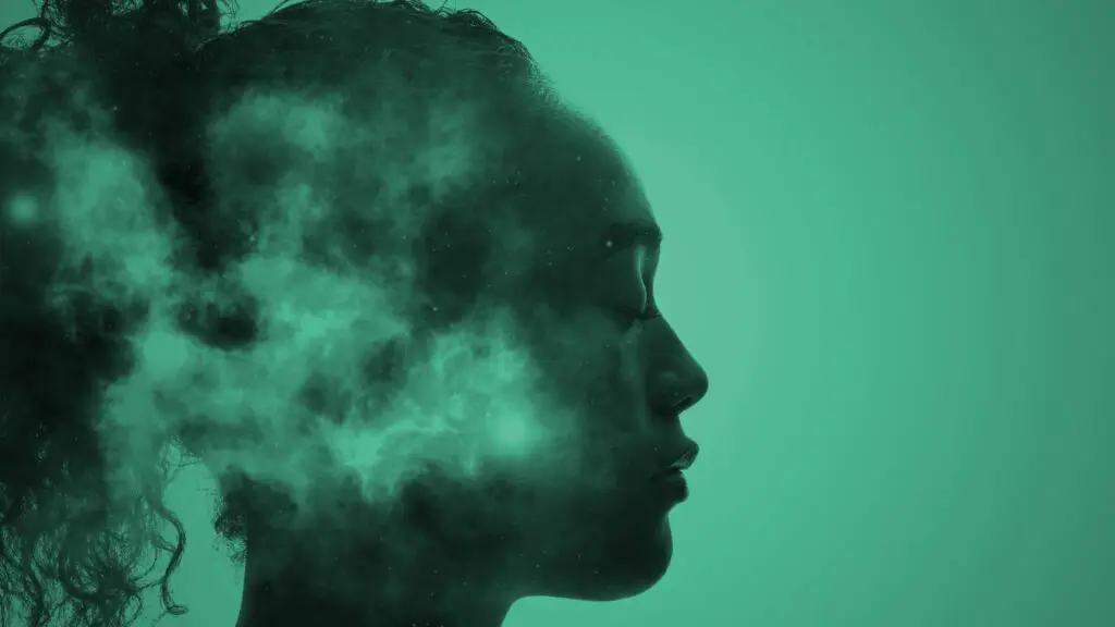 Profil d'une femme avec un nuage de fumée verte dans la tête, symbolisant le harcèlement moral.