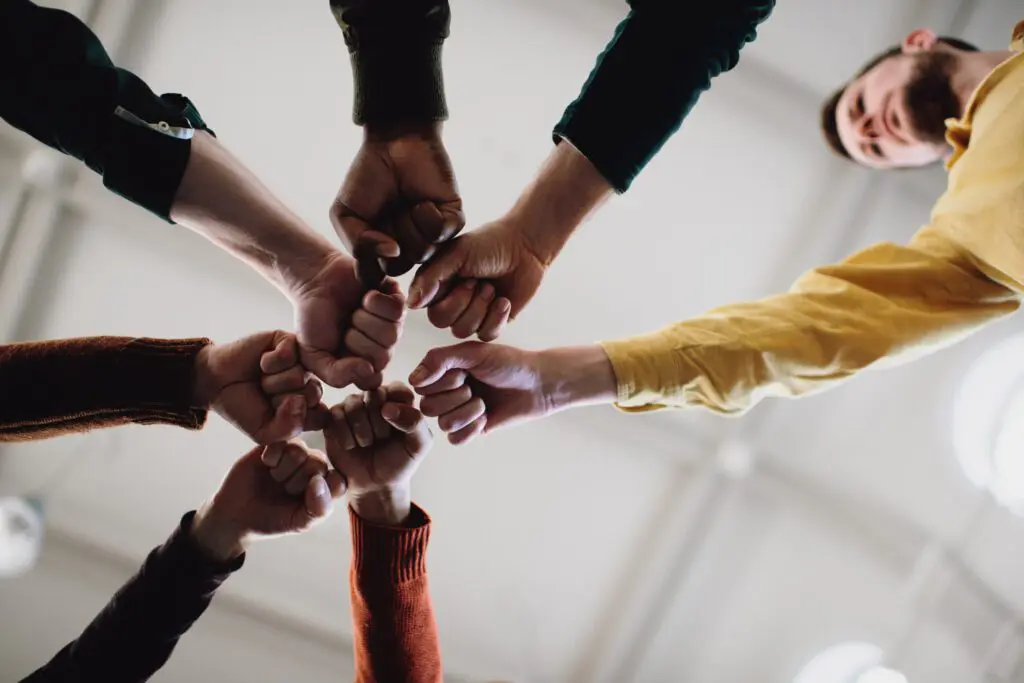 Mains jointes en signe de solidarité, symbolisant la sécurité au travail.