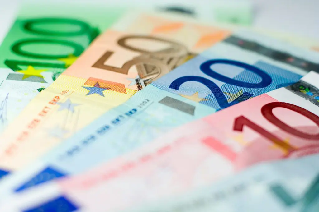 Billets d'euros de différentes valeurs, symbolisant la formation CSE obligatoire qui paye.