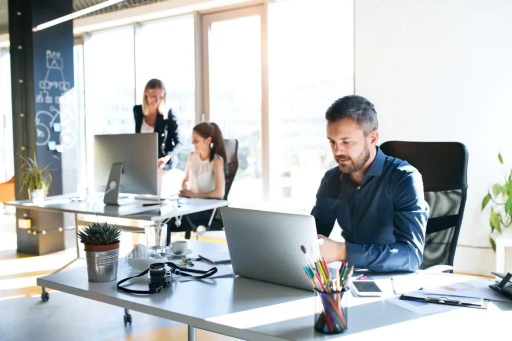 Employés travaillant dans un bureau moderne, ambiance de travail collaboratif