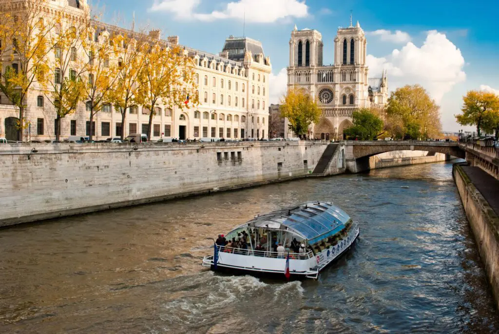 Bateau sur la Seine à Paris, avec Notre-Dame en arrière-plan.