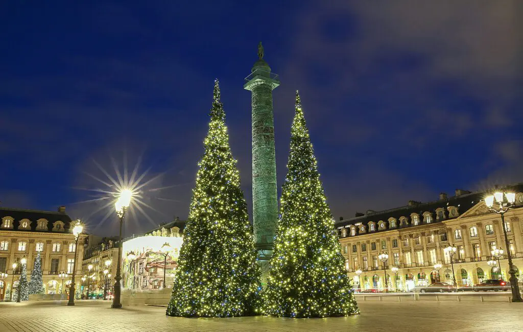 Place Vendôme à Paris décorée pour Noël avec sapins illuminés et colonne