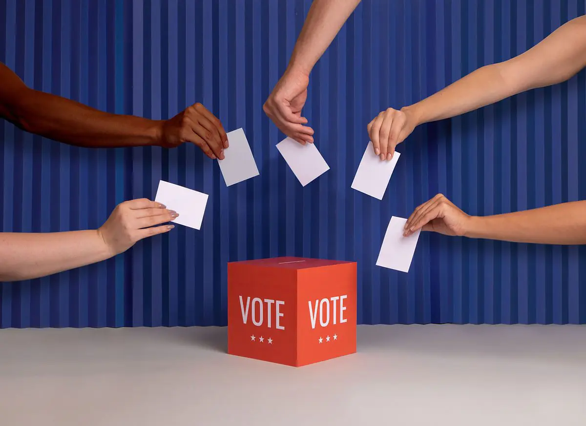 des mains avec un bulletin de vote cse