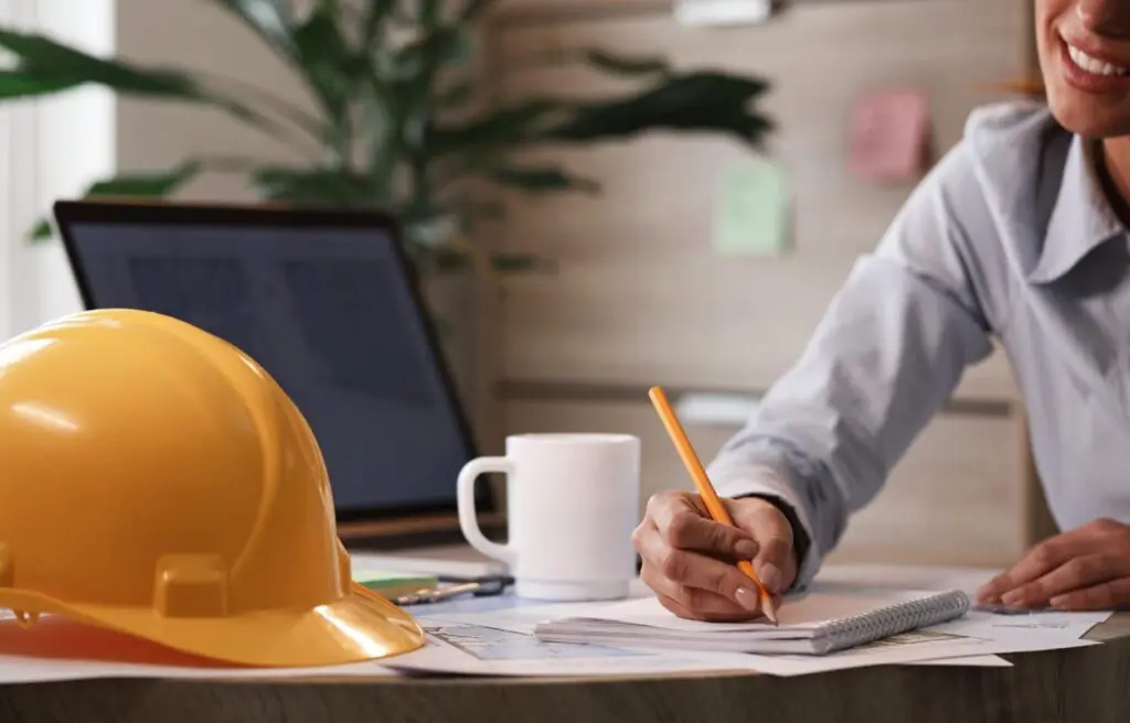 Ingénieure travaillant sur un DUERP et un document unique après formation SSCT