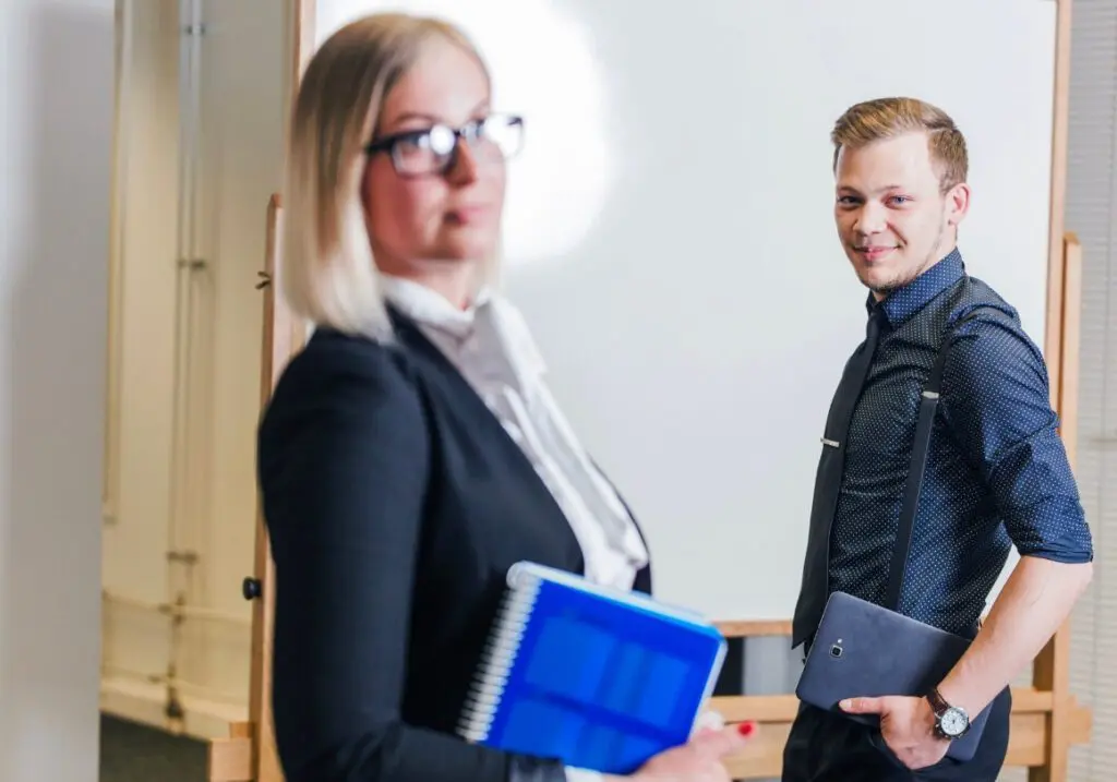 Formation CSSCT : homme et femme se préparent pour une visite