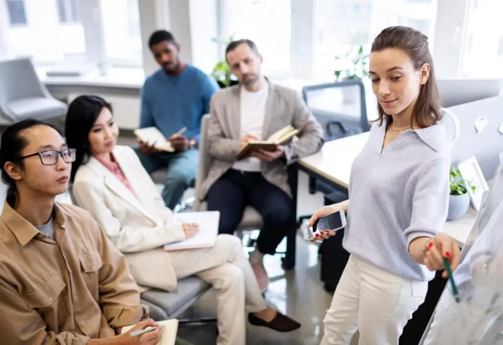 Formation CSE : une formatrice explique un point à un groupe d'employés