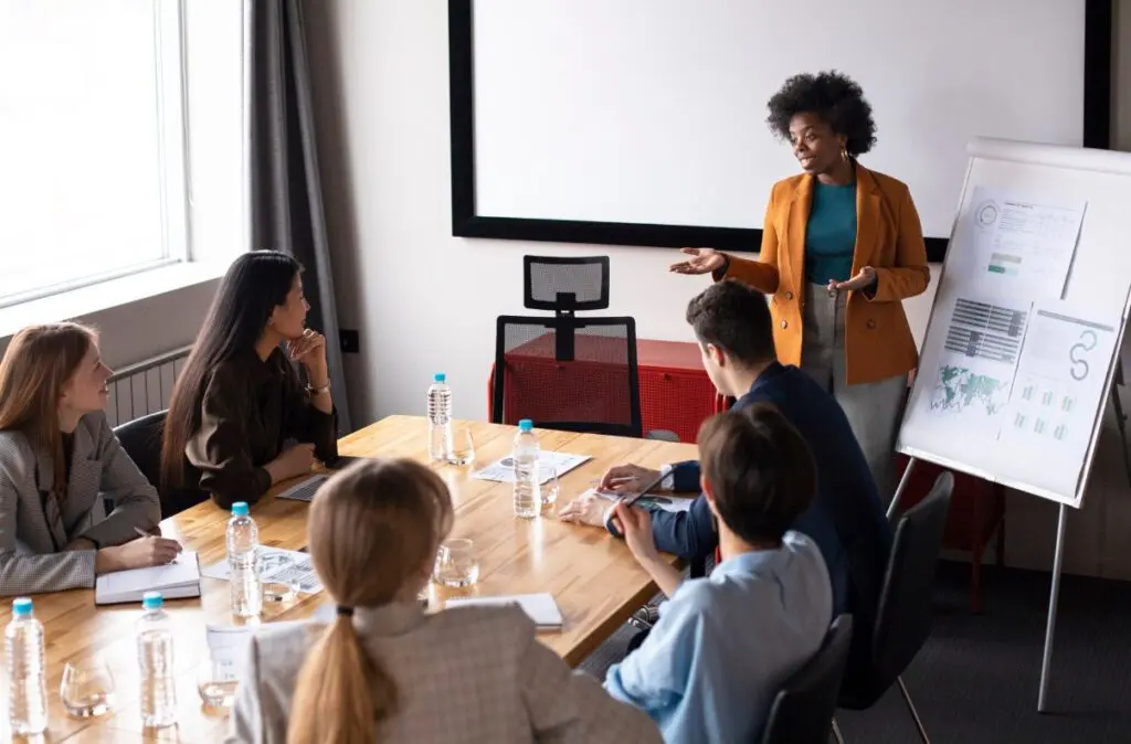 Formation CSE : femme noire animant une réunion de groupe
