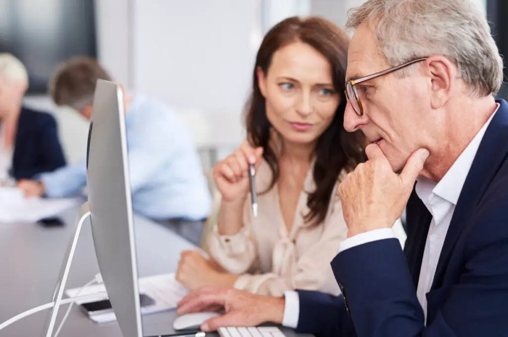 Élus CSE en formation, échangeant devant un ordinateur