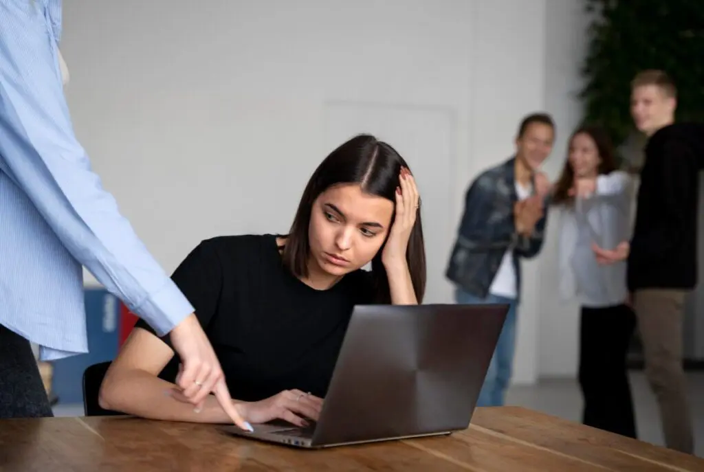 Femme harcelée au travail, formation référent harcèlement CSE