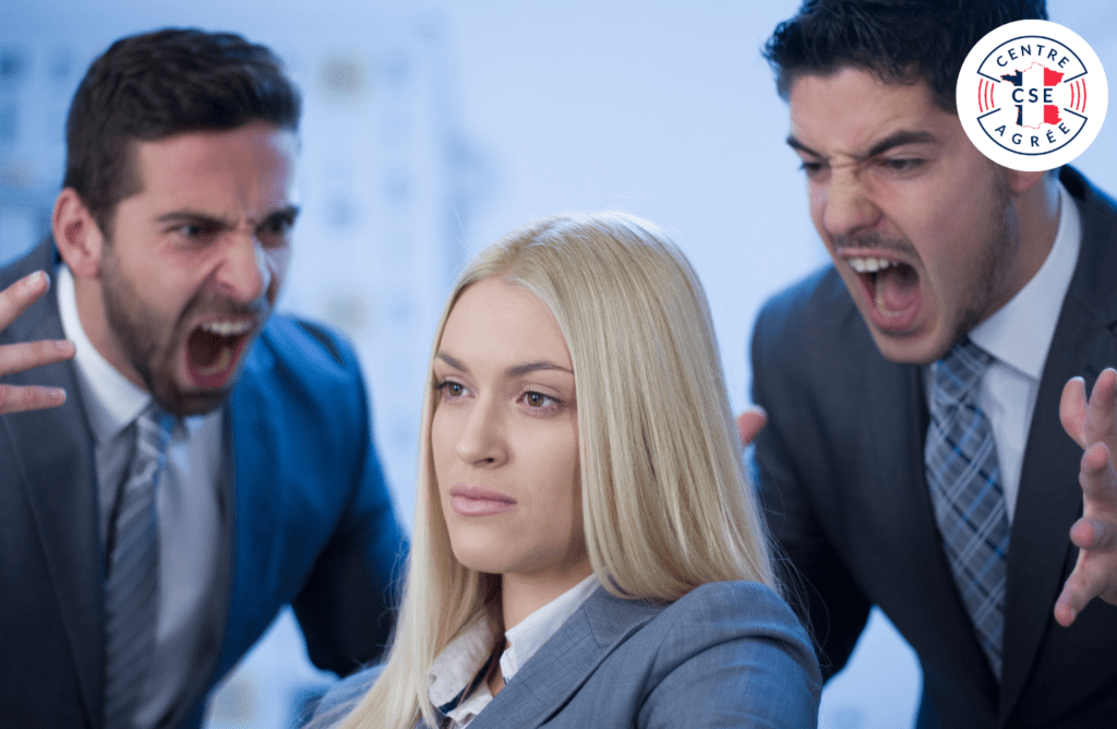 Femme blonde stressée entre deux hommes en costume criant, formation CSE harcèlement