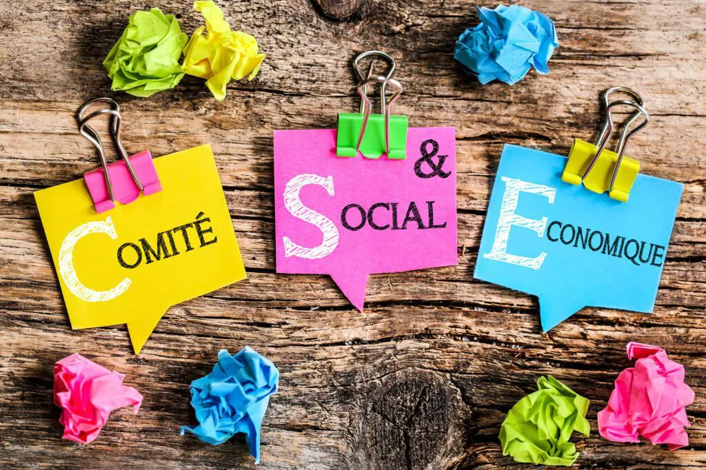Notes sur un tableau en bois : Comité, Social & Économique, formation CSE