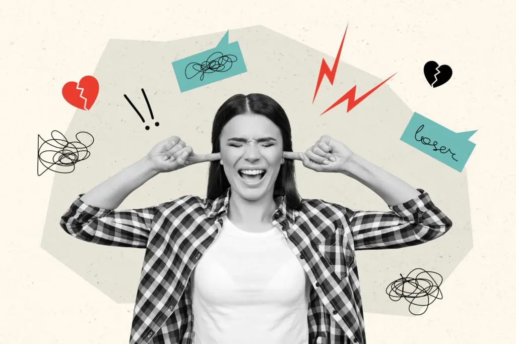Femme frustrée bloquant ses oreilles, symboles de conflit et de harcèlement.