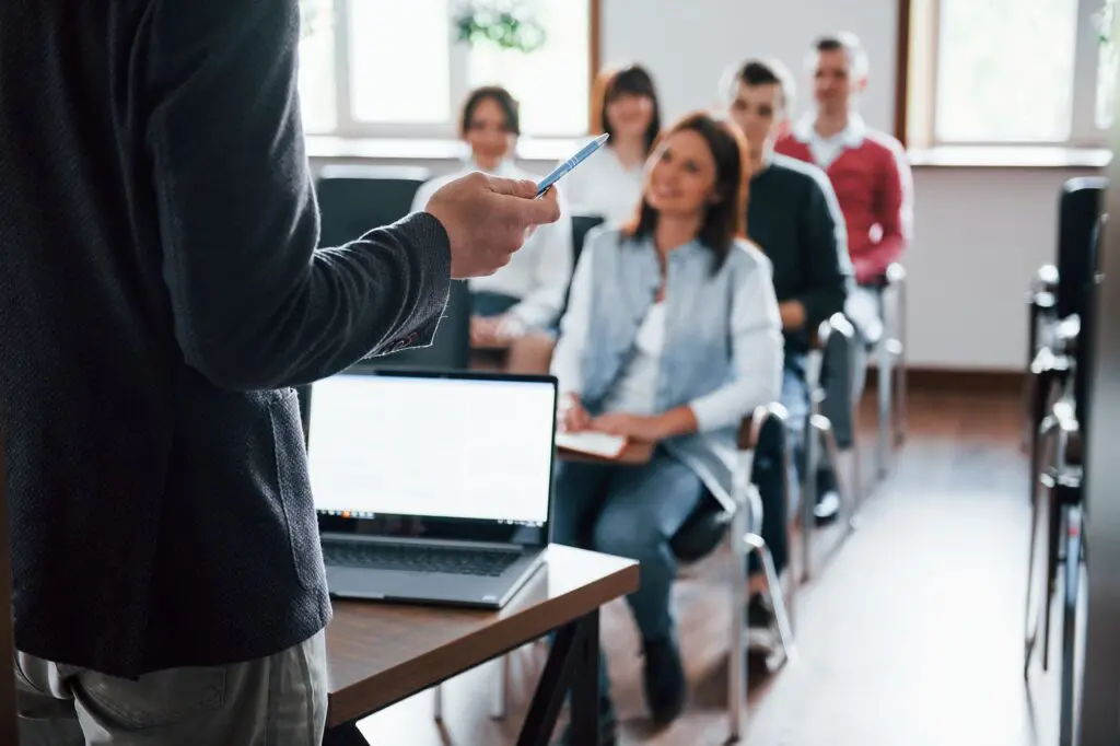 Durée de la formation 5 jours pour les premiers mandats, 3 jours pour les renouvellements, 5 jours pour les membres CSSCT dans les entreprises de plus de 300 salariés.