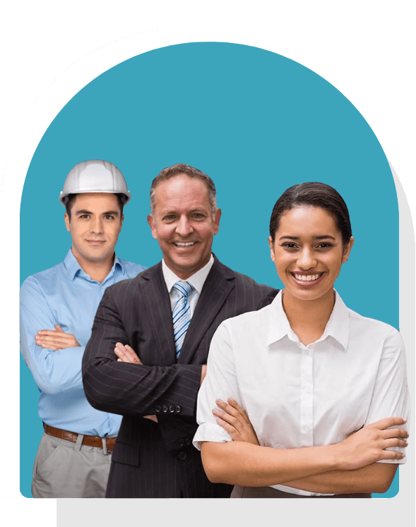 Trois professionnels souriants : un homme en casque, un homme d'affaires, une femme d'affaires.