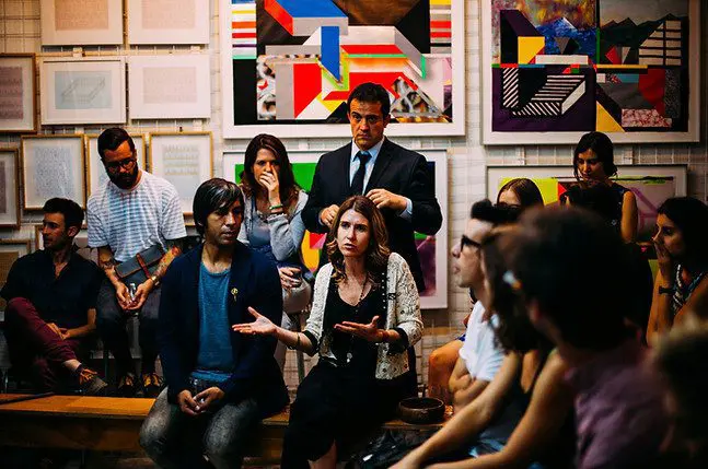 Spécificité locale Focus sur les enjeux territoriaux : diversité culturelle, précarité, dynamique économique du 93. Accompagnement des élus dans la mise en œuvre de solutions adaptées à leur environnement.