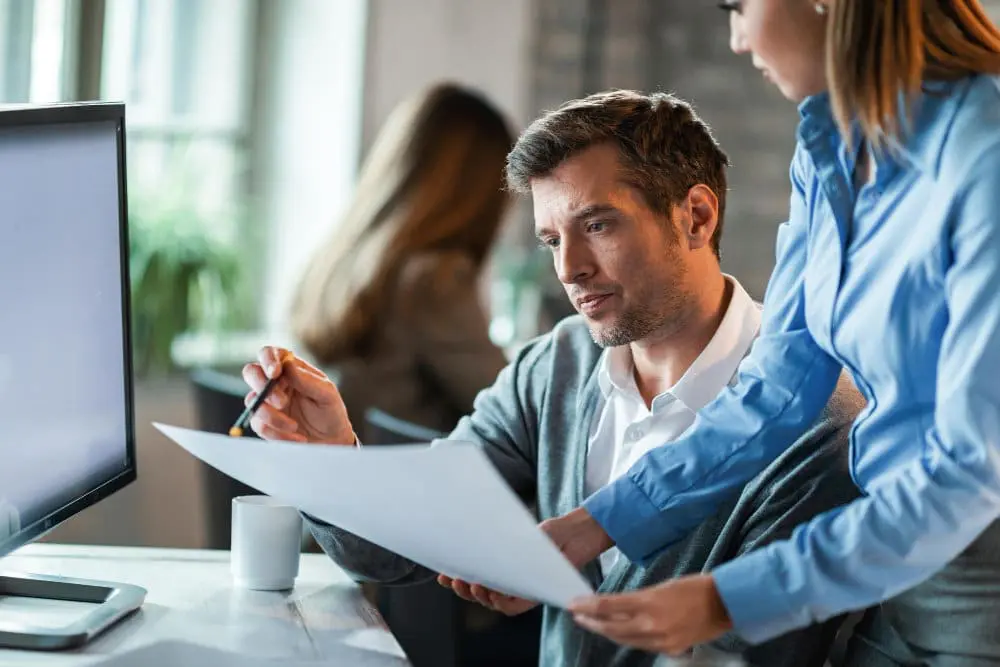 Expert-comptable CSE : hommes et femmes discutent de documents