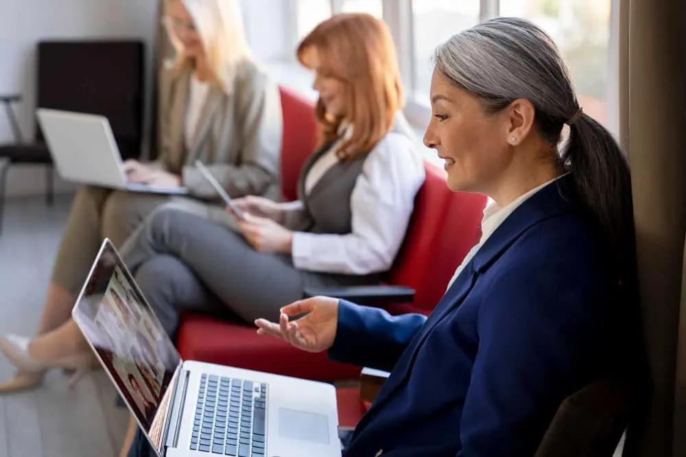 Femmes en réunion virtuelle pour une formation CSE à Toulouse