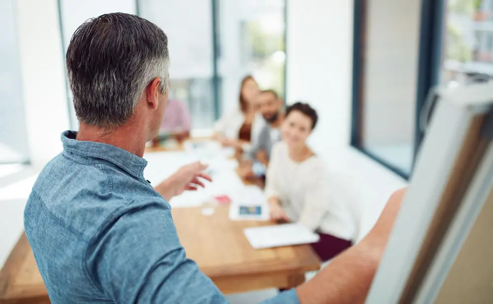 Formation CSE à Rennes : homme présentant lors d'une réunion d'équipe.