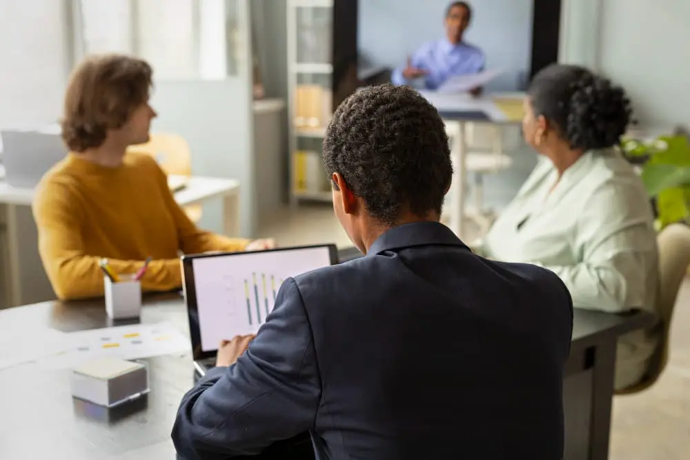 Réunion professionnelle virtuelle pour formation CSE.