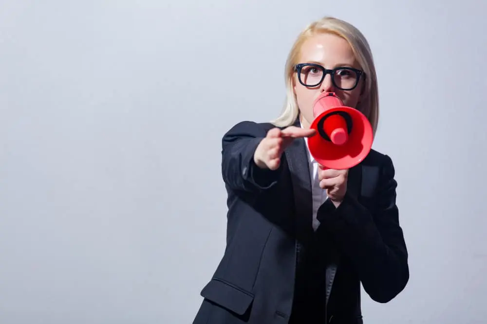 Femme avec mégaphone, droit d'alerte CSE