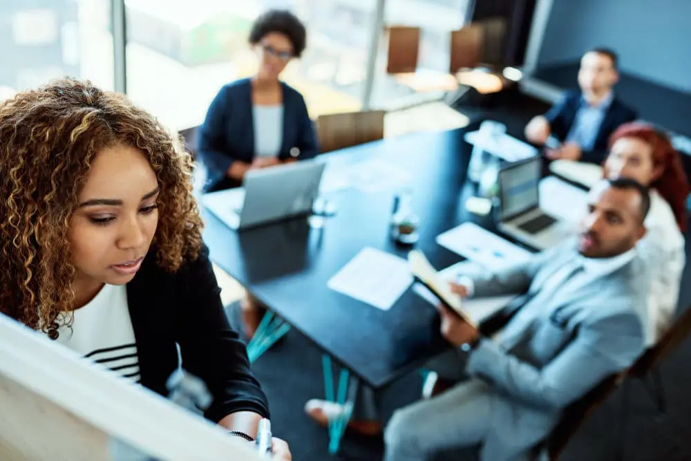 Femmes et hommes en réunion de formation CSE à Bordeaux