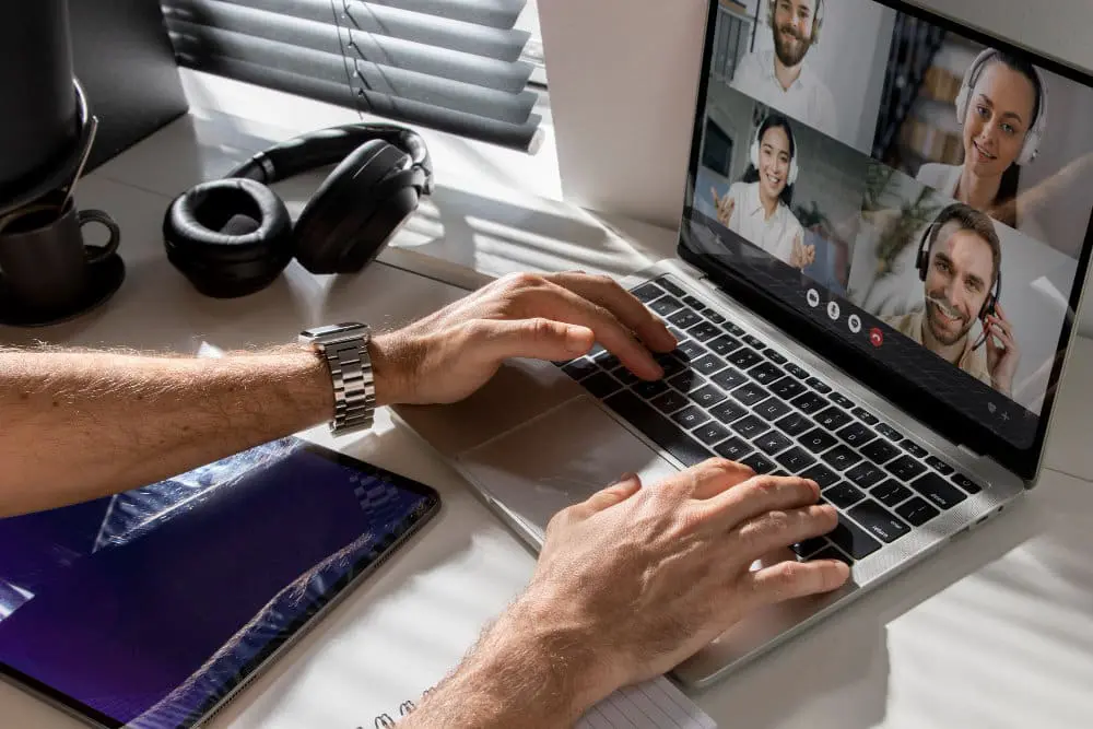 Homme en télétravail participant à une visioconférence CSE