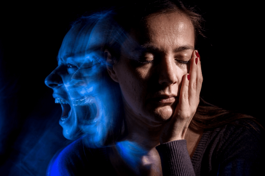 Femme avec visage déformé et expression de douleur et de détresse