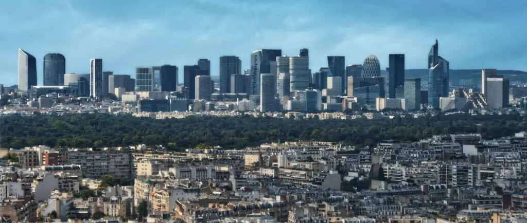 Vue aérienne de la Défense, Paris : gratte-ciel modernes et verdure