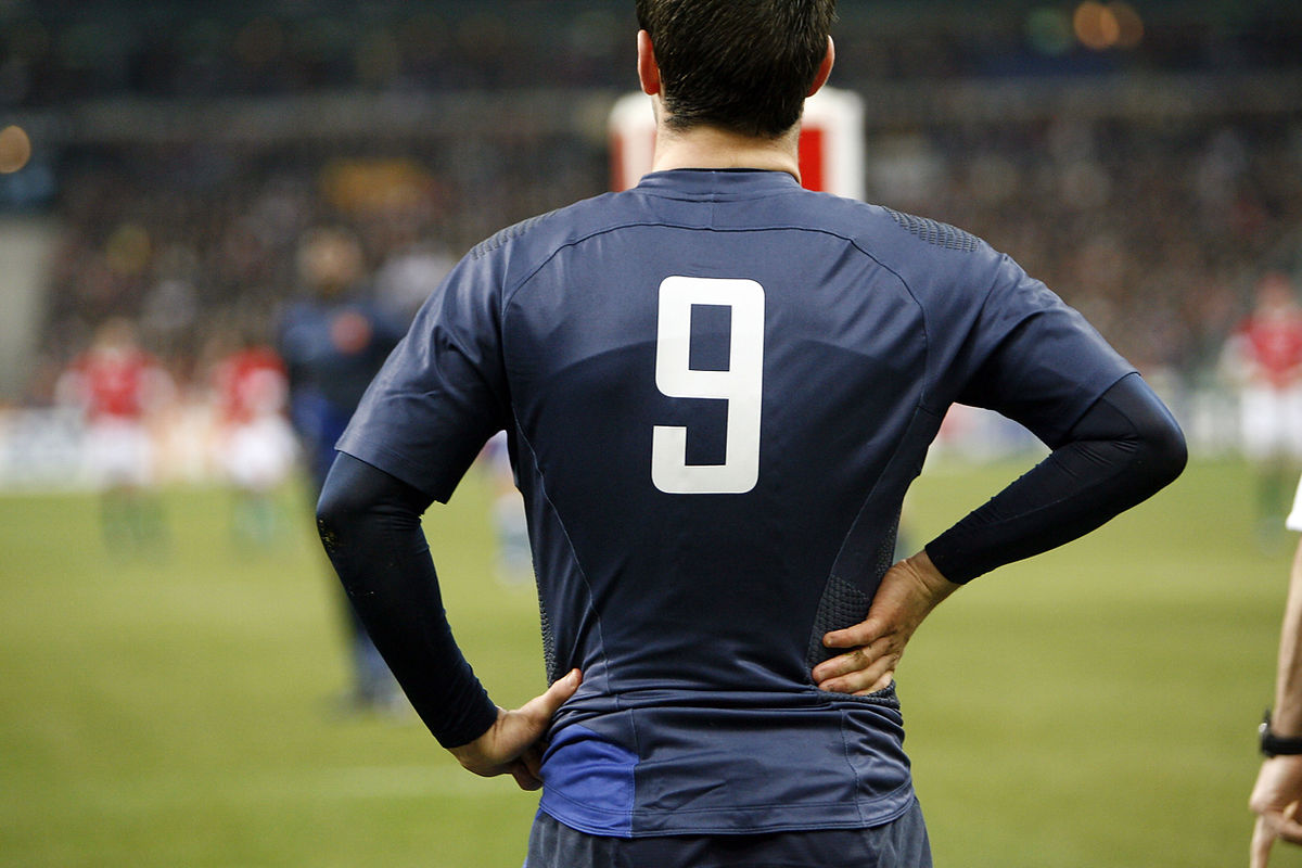 homme debout devant un terrain