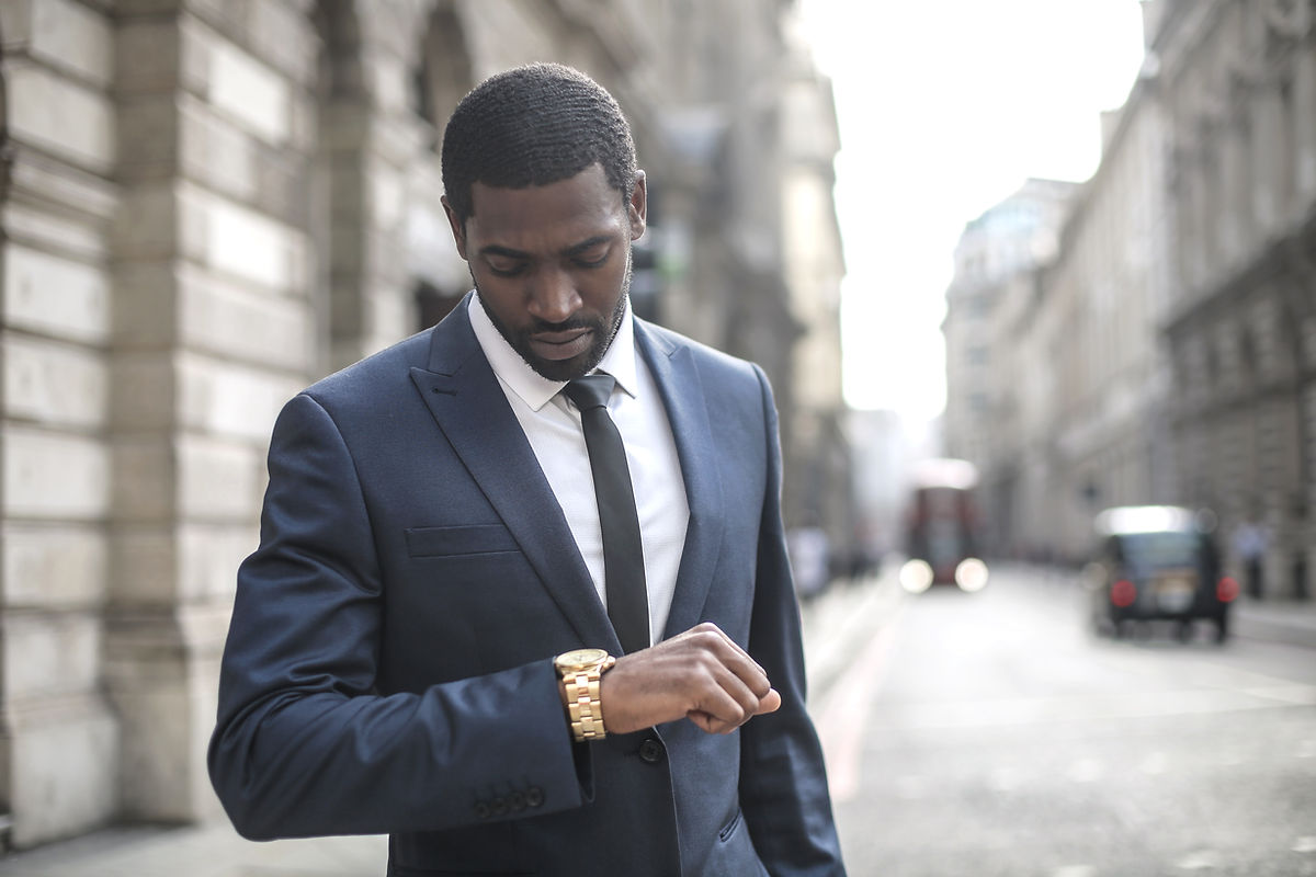 homme regarde sa montre 