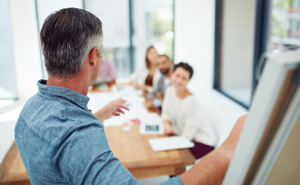 Formation CSE à Rennes : homme présentant lors d'une réunion d'équipe.
