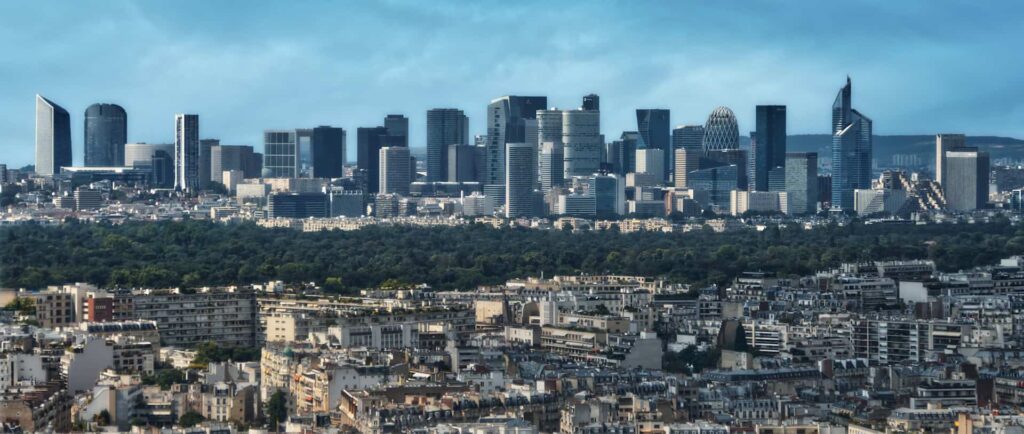 Vue aérienne de la Défense, Paris : gratte-ciel modernes et verdure