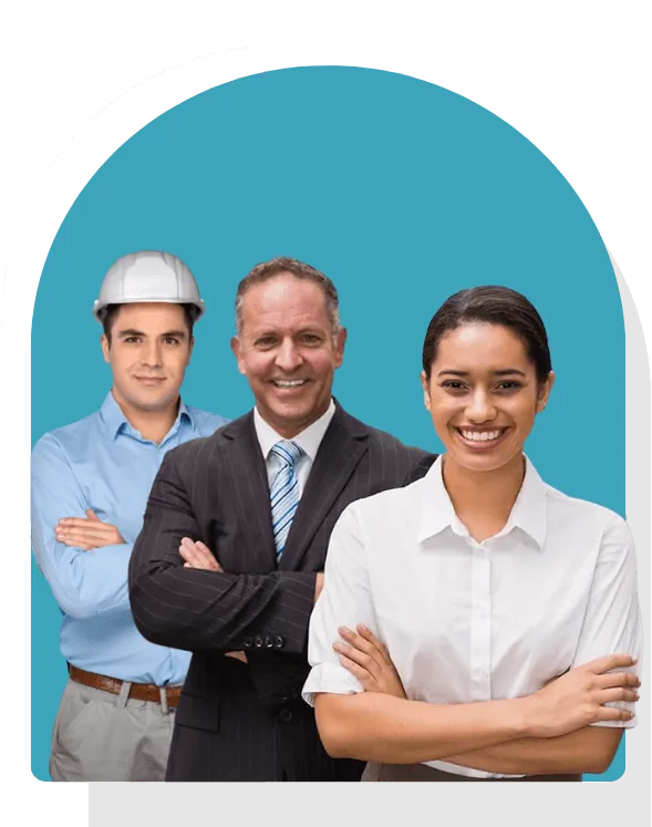 Trois professionnels souriants : un homme en casque, un homme d'affaires, une femme d'affaires.